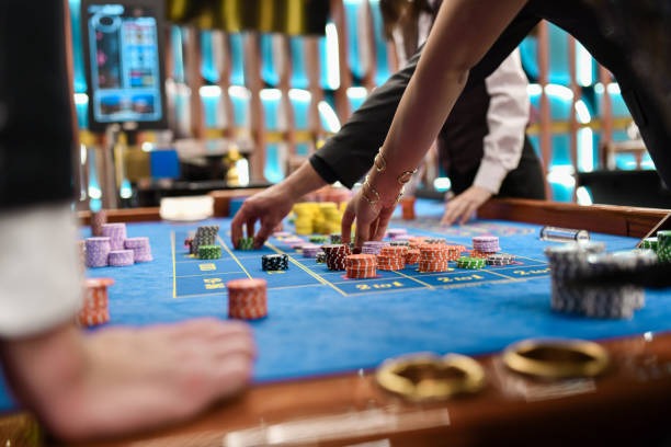 Live Baccarat dealer table on apktoto with card shoe and betting layout